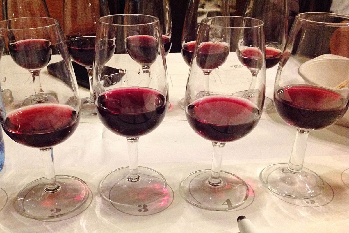 Copas de vino tinto en la mesa