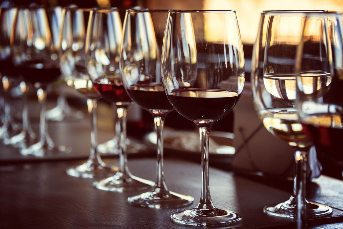Nærbillede af glas vin på et bord under en vinsmagning