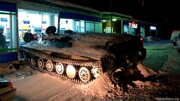 Gepanzerter Personalwagen nach einem Absturz durch die Front einer russischen Weinhandlung