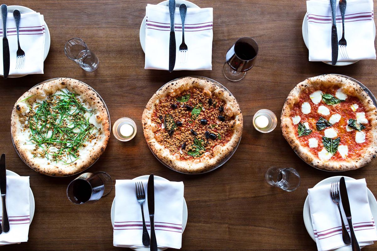 Пицца, приготовленная на дровах, стала средством для натурального вина в Буфалине в Остине / Фото Николая МакКрари