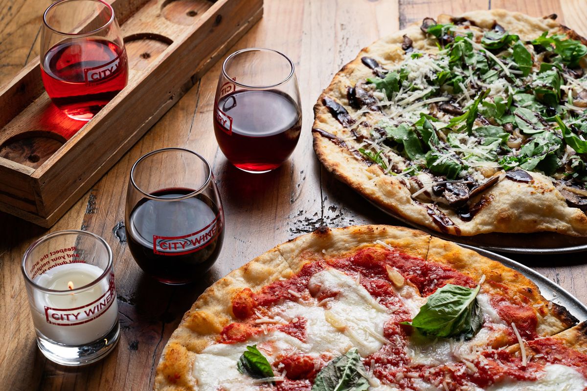 Deux des plus belles choses de la vie, la pizza et le vin, à City Winery / Photo par Scott Suchman