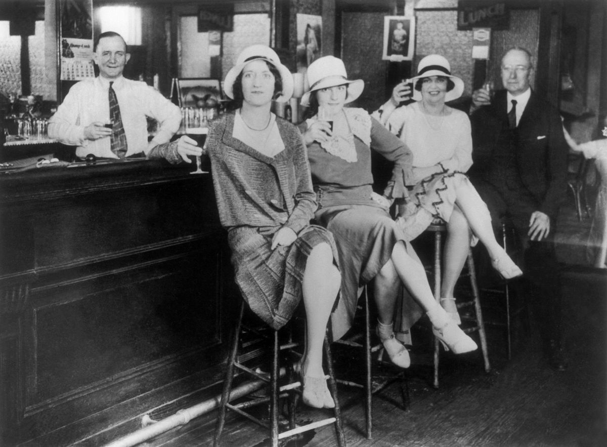 VERENIGDE STATEN - JANUARI 01: Klanten stelden zich voor dat ze dronken in een illegale bar van New-York, in 1932. Deze illegale bars, die veel succes hadden tijdens de Amerikaanse drooglegging, werden