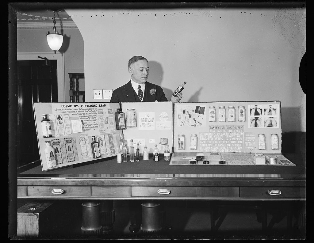 1934年の鉛を含む化粧品の展示