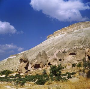 Wijngaard onder Zelve-klifwoningen, nabij Nevsehir, Cappadocië, Turkije / Foto door Dorothy Burrow, Cephas