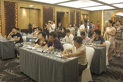 شارك الحاضرون في ورش عمل تذوق النبيذ مع Kostrzewa وتذوق ستة أنواع من النبيذ.