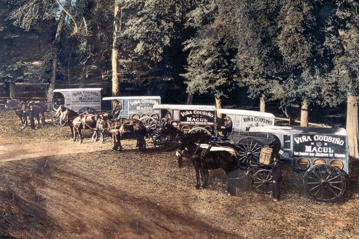 Fotogrpah en color antiguo de camiones de reparto tirados por caballos