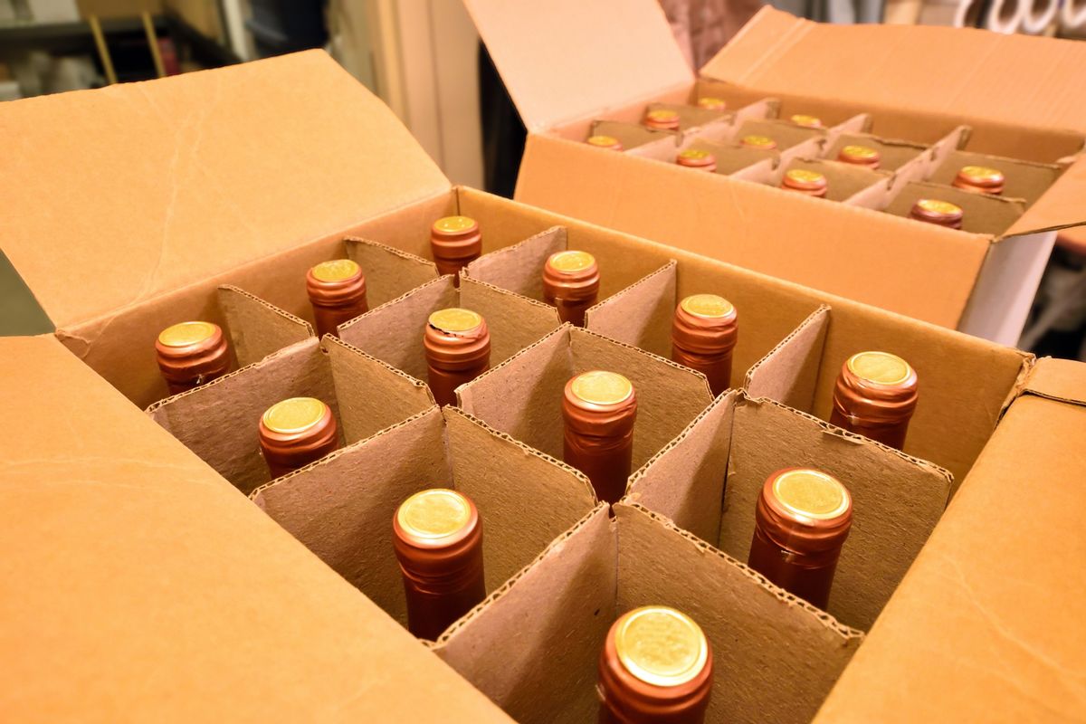 12 botellas de vino en una caja de cartón