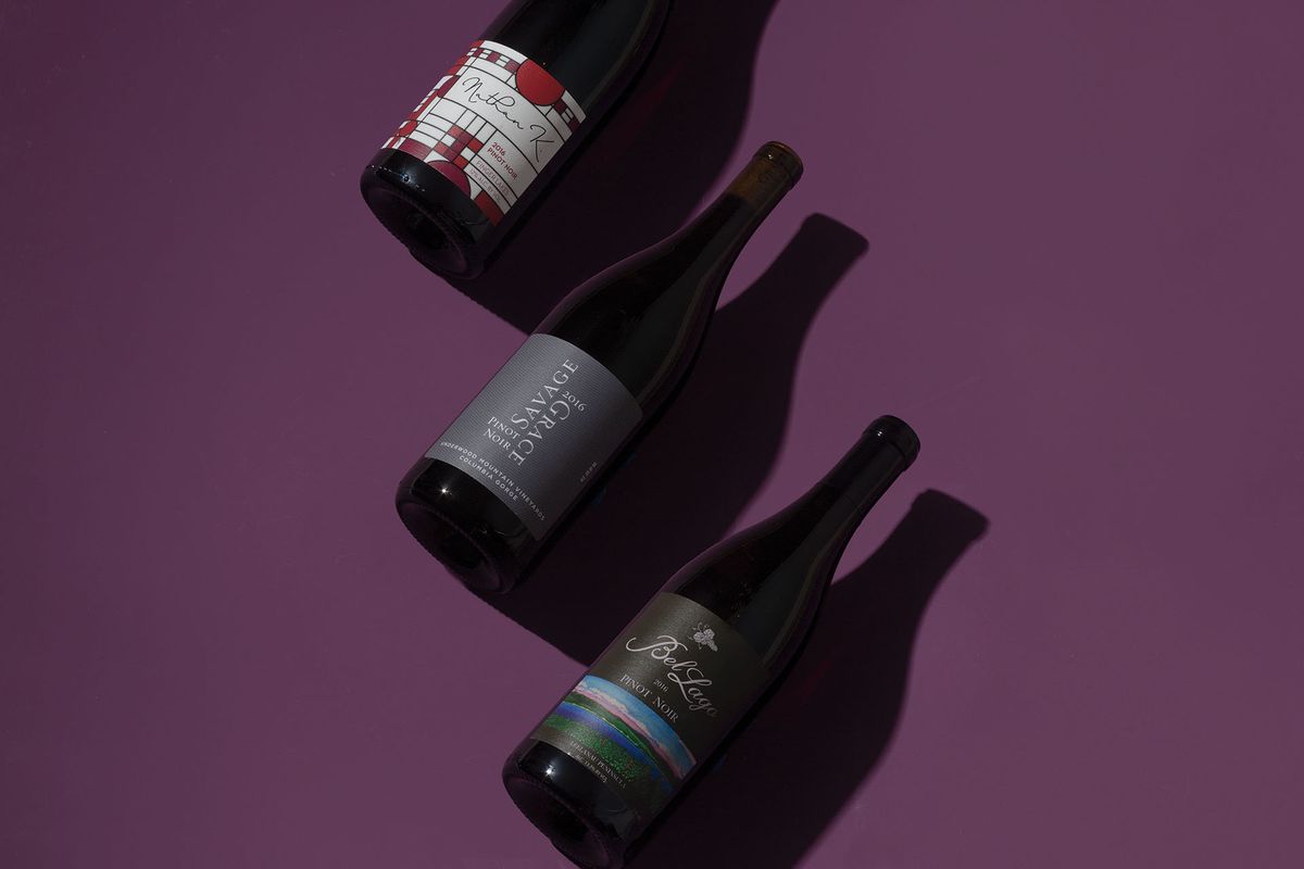 De izquierda a derecha Nathan K. 2016 Pinot Noir (Finger Lakes, NY) Savage Grace 2016 Underwood Mountain Vineyards Pinot Noir (Columbia Gorge, WA) y Bel Lago 2016 Pinot Noir (Leelanau Peninsula, MI)