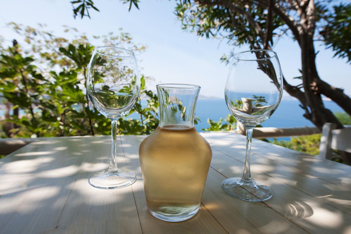 Bijelo vino u quartinu i vino u čaši na stolu