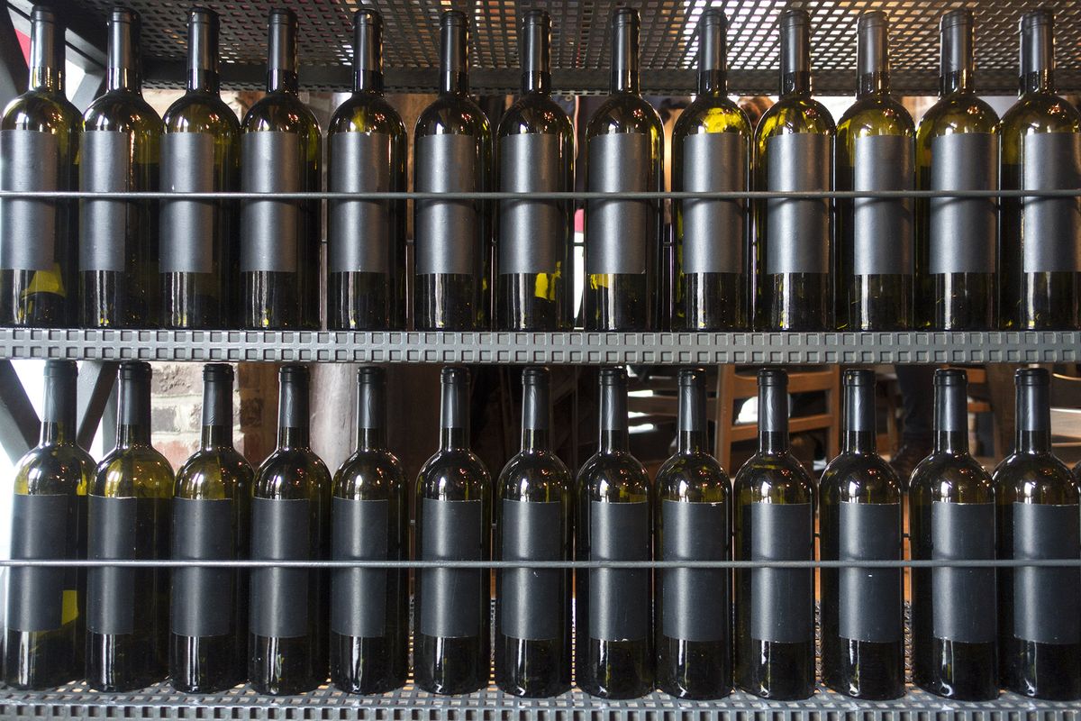 Vinflaskor på hyllor på en vingård