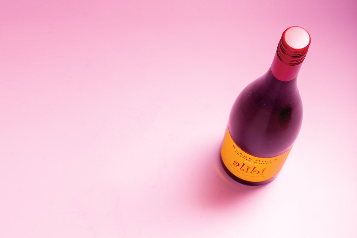 Una botella de vino de Alibi en Columbia Británica.