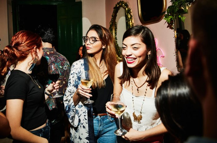 13 saker som Millennial och Gen Z Wine-proffs säger kommer att nå unga drinkare