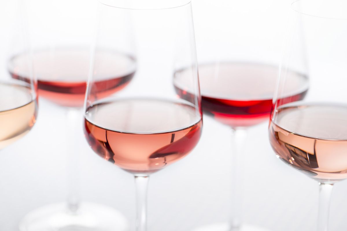 Agrupación de cinco variedades de vino rosado en copas.