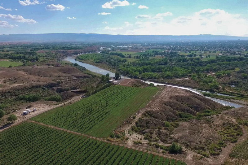   لقطة علوية لنهر في بلد النبيذ