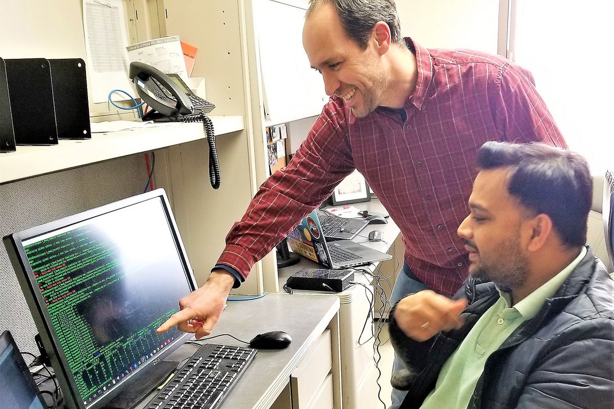Dr. Lance Cadle-Davidson (de peu) i Dr. Avi Karn, analitzant dades genètiques a gran escala per obtenir trets de raïm favorables