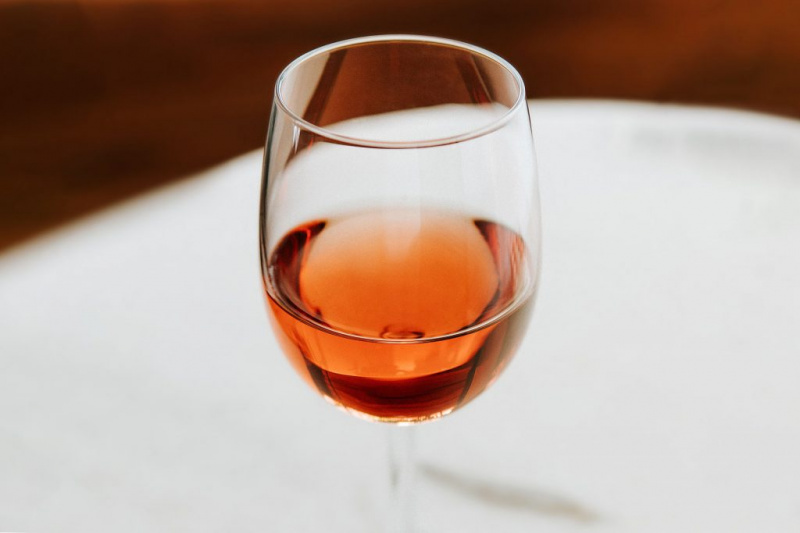   Наранџасто вино на столу