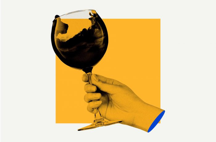 Как правильно держать бокал для вина и почему это важно