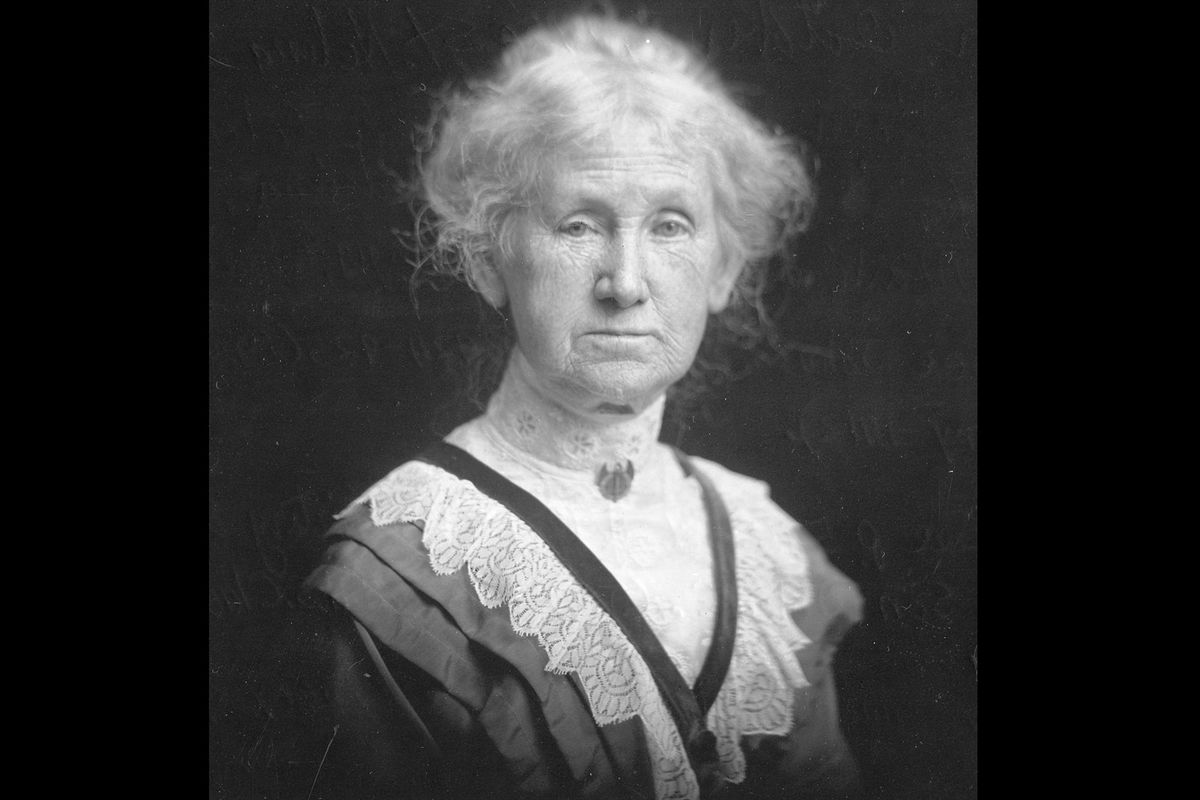 Vanhempi kuva vanhemmasta naisesta, joka on pukeutunut 1900-luvun alkupuolen maanvaatteisiin